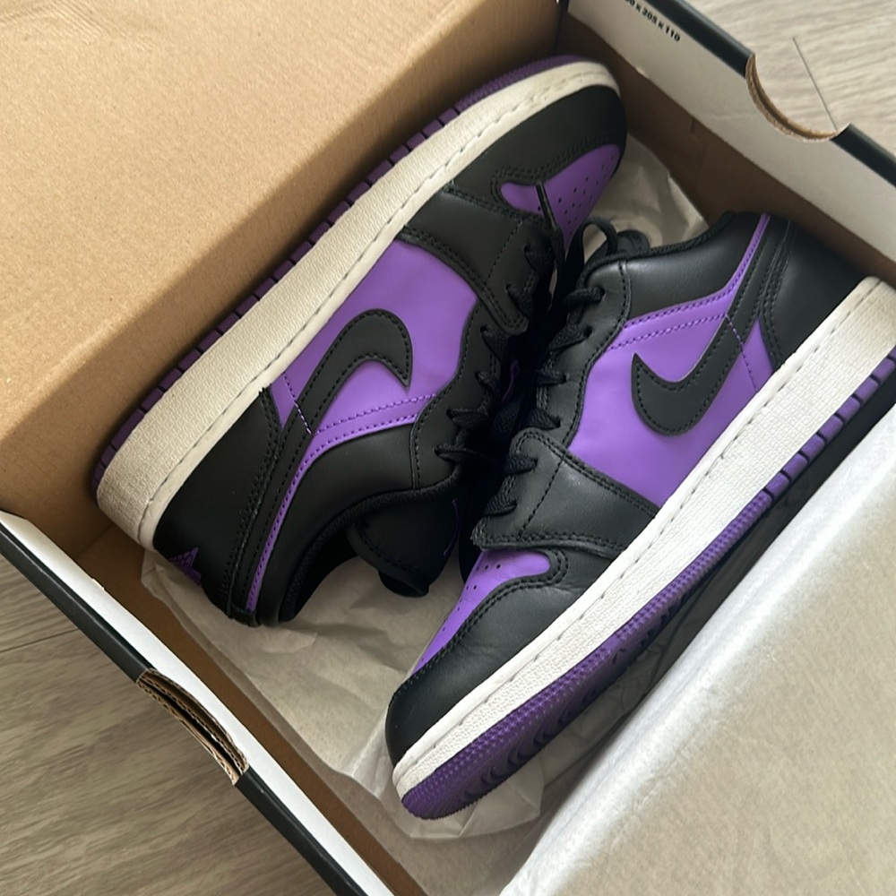 Air Jordan 1 Low - youth 6 - purple and black sneakers